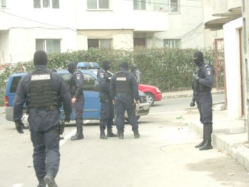 Traficanţi de persoane din Tulcea şi Constanţa, săltaţi de mascaţi
